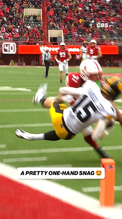 That was a TOUGH one-handed catch ‼️