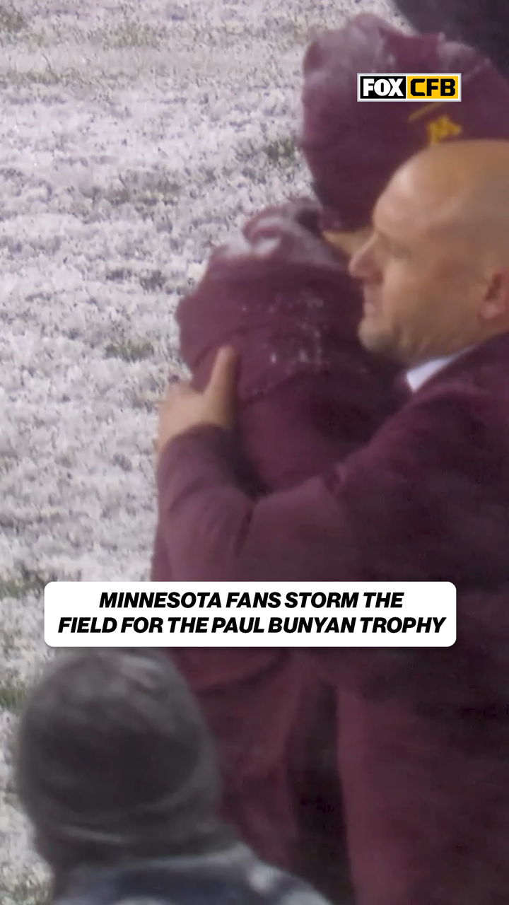 Minnesota Fans STORM field 🏟️