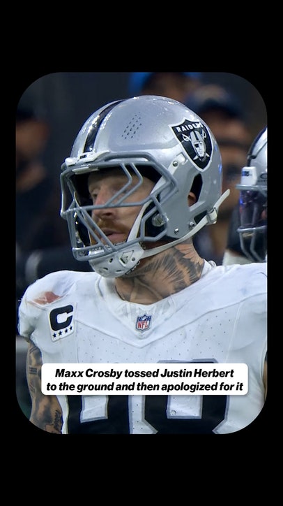 Maxx Crosby throws Justin Herbert to the ground 😳