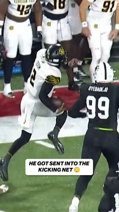 Kennesaw State QB Amari Odom put his BODY ON THE LINE on this 4th down play 😳