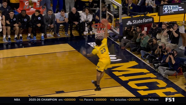 Yaxel Lendeborg steals the ball then gets UP for a massive dunk, extending Michigan's lead over Villanova