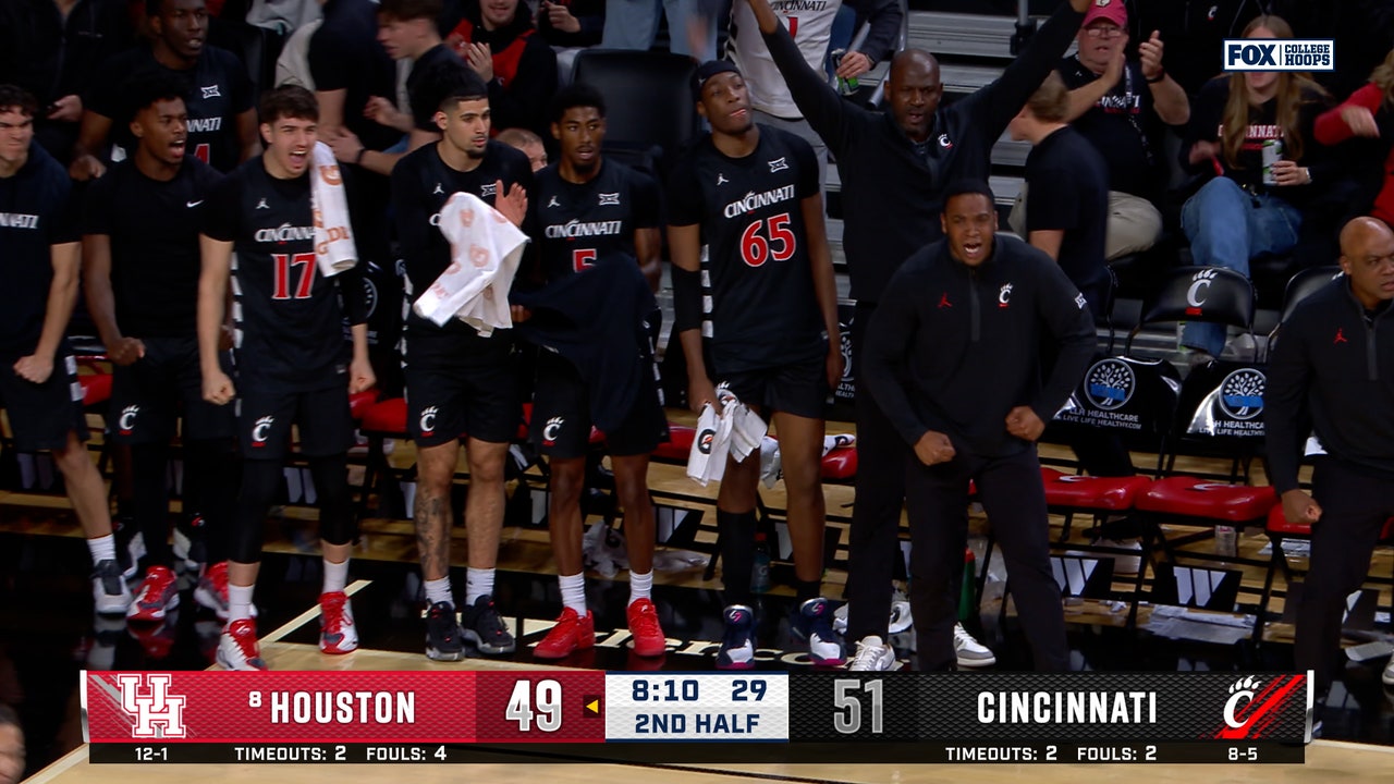 Day Day Thomas finds Baba Miller for a TOUGH alley-oop dunk, Cincinnati takes lead over No. 8 Houston