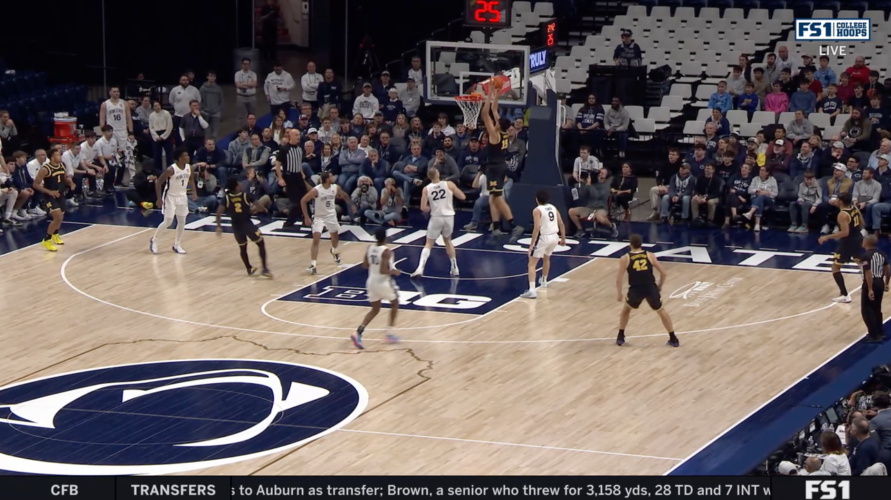 Michigans' L.J. Cason lobs it up to Aday Mara, who throws down a slam dunk vs. Penn State