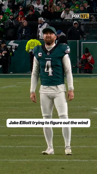 Jake Elliott is having a hard time with the wind today 😂