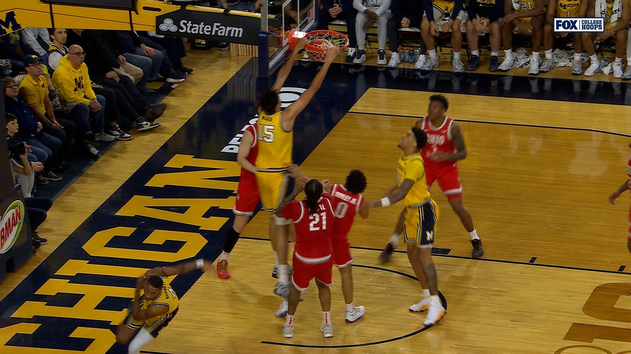 Aday Mara flies in for putback slam, extending Michigan's lead over Ohio State