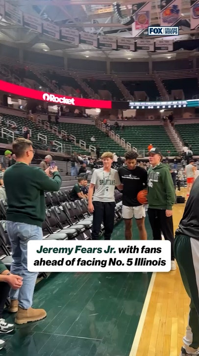 Jeremy Fears Jr. took some time to take pictures with fans pregame 🙌
