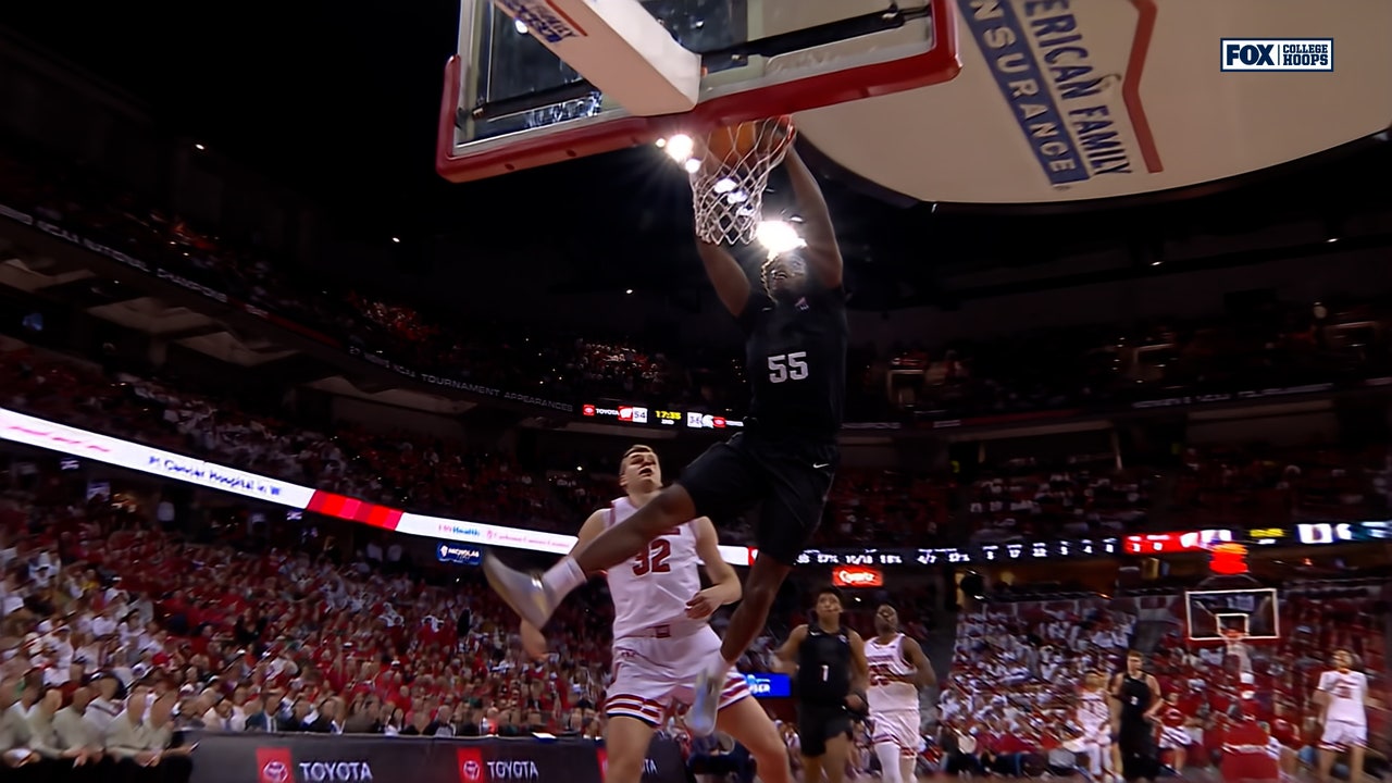 Michigan States' Coen Carr Explodes for Thunderous Fastbreak Slam Dunk vs Wisconsin