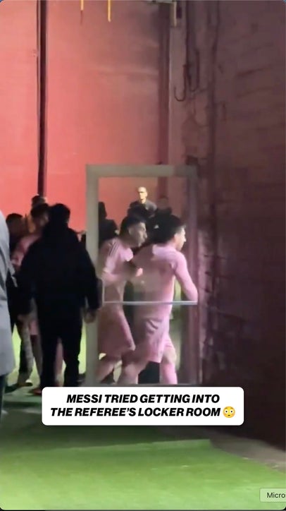 Luis Suárez stops Messi from confronting referees 👀