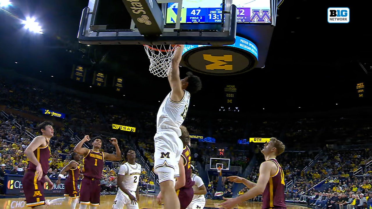 L.J. Cason finds Aday Mara for an alley-oop dunk, extending Michigan's lead over Minnesota
