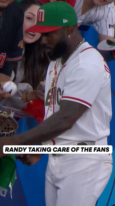 Randy Arozarena taking time for the fans