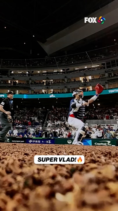 Vladdy FLIES IN to score for the DR! 🦸
