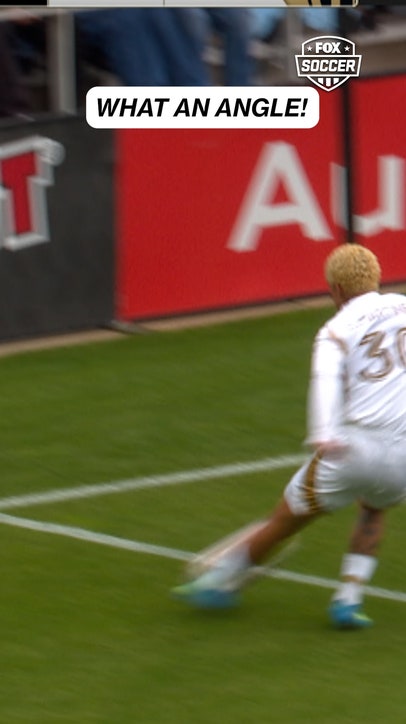David Martínez sneaks it in near post to give LAFC the lead 👏