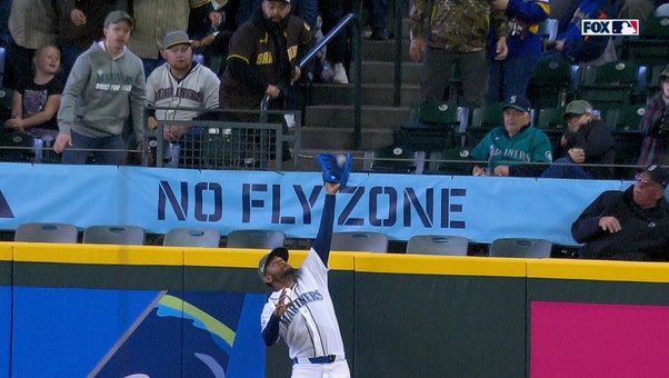 Mariners' Julio Rodríguez ROBS Padres’ Rodolfo Durán of a Home Run