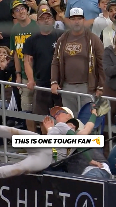 This fan got hit by the foul ball and cleat of Jeff McNeil and still stayed at his seat 😮