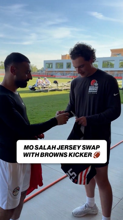 Mo Salah getting familiar with the Browns players in Cleveland