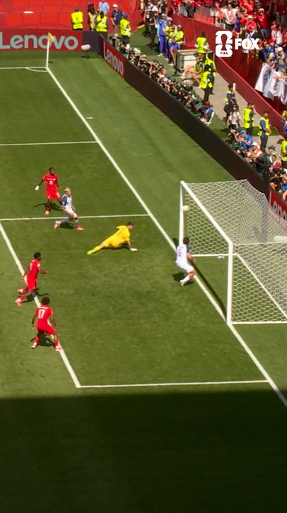 Sead Kolašinac SOMEHOW keeps this out 🇧🇦