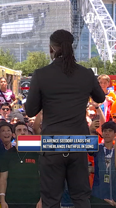 Netherlands legend @ClarenceSeedorf leads the iconic "Links Rechts" chant with the Dutch fans 🇳🇱