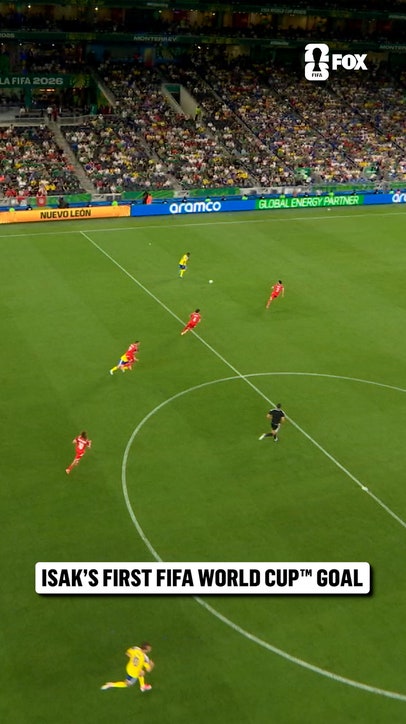 Viktor Gyökeres connects with Alexander Isak to double Sweden’s lead over Tunisia 🇸🇪