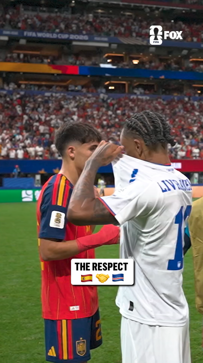 A moment of mutual respect on the pitch between Spain and Cape Verde after a 0-0 draw 🇪🇸🇨🇻