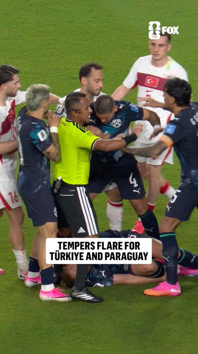 Türkiye and Paraguay players had to be separated