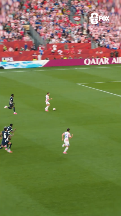 Split-second decisions for Marco Pašalić on the attack for Croatia 🧠