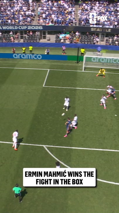 A deflection in front of the goalkeeper and Mahmić finds the back of the net