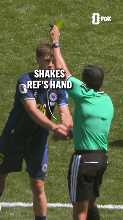 This interaction between Mahmić and the referee after he took his shirt off to celebrate scoring 🤣