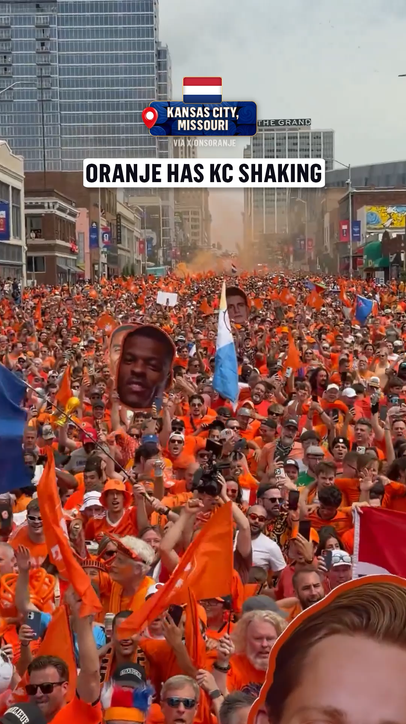 Pure Dutch energy outside the stadium 🇳🇱