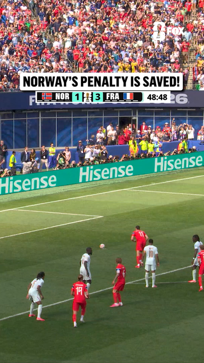 Jørgen Strand Larsen's penalty kick is saved by Mike Maignan 🧤