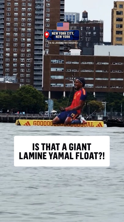 A giant Lamine Yamal cutout was seen floating down the Hudson River in New York City 🗽