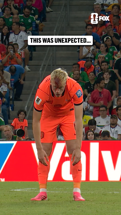 Jan Paul van Hecke started bleeding from the head after this play