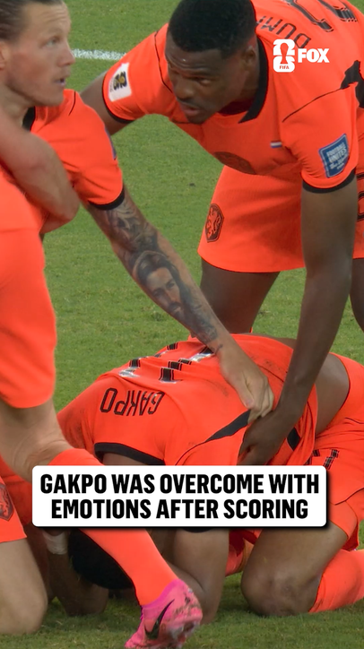 The entire Netherlands team comes on the field to support an emotional Cody Gakpo 🇳🇱