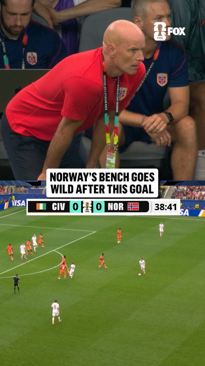 Ståle Solbakken was running around after Norway's opening goal 🇳🇴