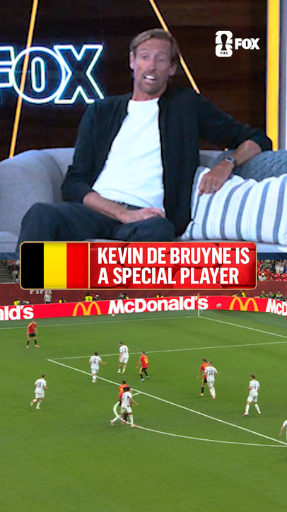 Even as an opponent, Peter Crouch wanted to give Kevin De Bruyne a standing ovation. 😂