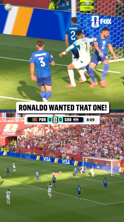 Pedro Neto and Cristiano Ronaldo have a chance to connect early 👀
