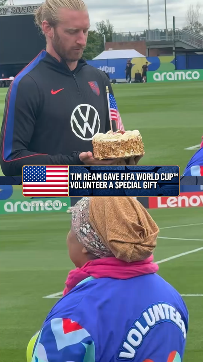 A special moment of appreciation between Tim Ream and FIFA World Cup volunteer Vera Gonzales Howard ❤️