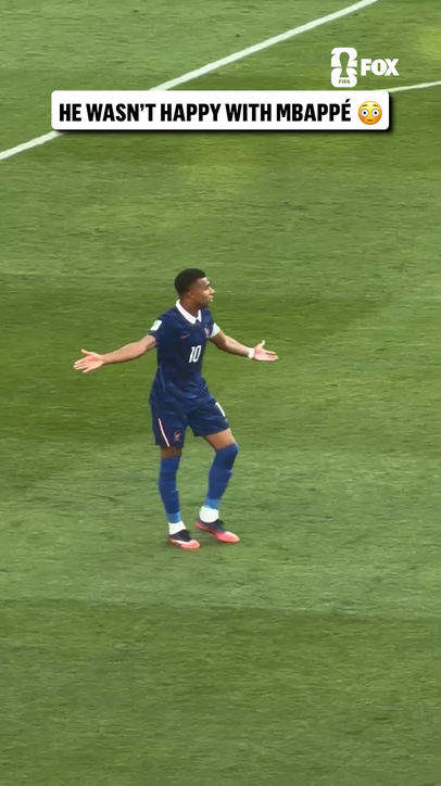 After Mbappé refused to shake Orlando Gill's hand, the Paraguayan goalkeeper tossed the ball at him 👀