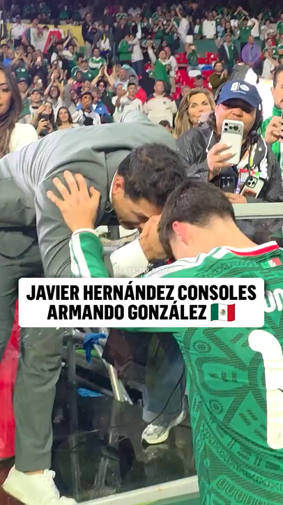 A wholesome moment between Chicharito and forward Armando González after Mexico fell to England in the Round of 16 🇲🇽