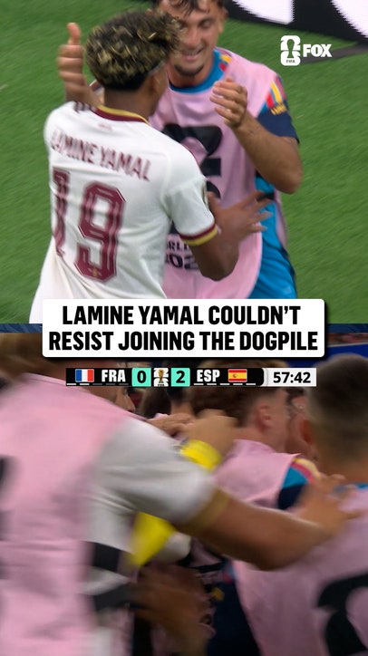 Lamine Yamal joined the entire Spain bench in celebrating Porro's goal 🇪🇸