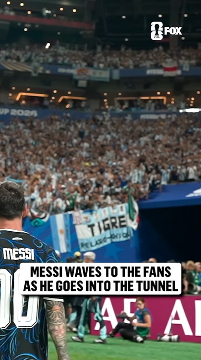 Messi salutes Argentina fans as he exits the pitch 🇦🇷