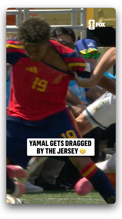 Nicolás Tagliafico gets ahold of Lamine Yamal's shirt on this play