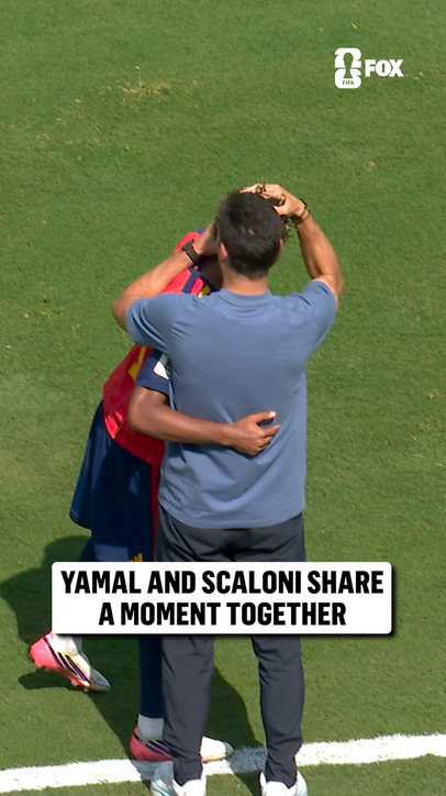 Spanish superstar Lamine Yamal and Argentina manager Lionel Scaloni with an exchange during the FIFA World Cup Final 🤝
