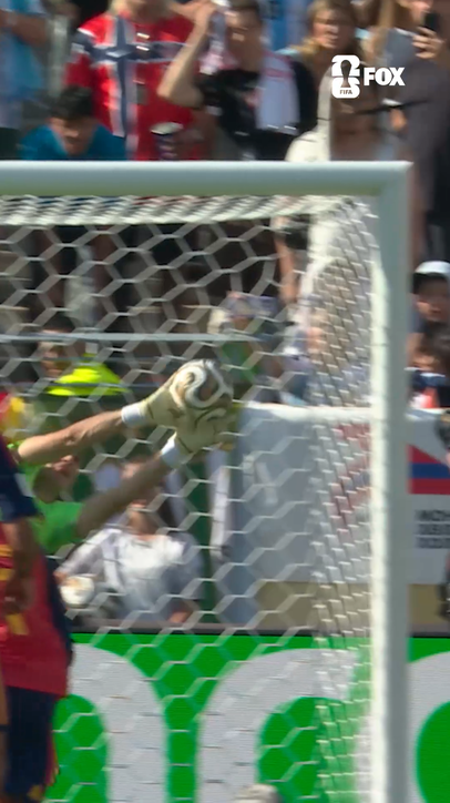EMI MARTÍNEZ IS A BRICK WALL IN GOAL, RECORDING HIS 10TH SAVE OF THE FIFA WORLD CUP FINAL TO DENY LAMINE YAMAL 🤯