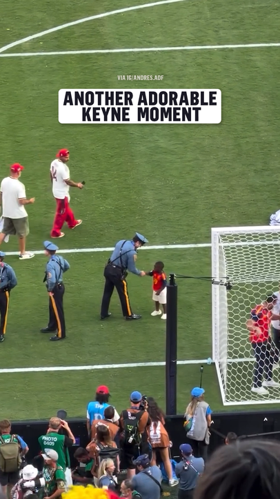 This interaction between the police officer and Lamine Yamal's little brother Keyne 😂