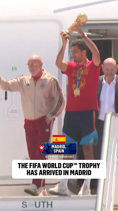 Manager Luis de la Fuente and Captain Rodri present the FIFA World Cup trophy after arriving back in Spain 🇪🇸