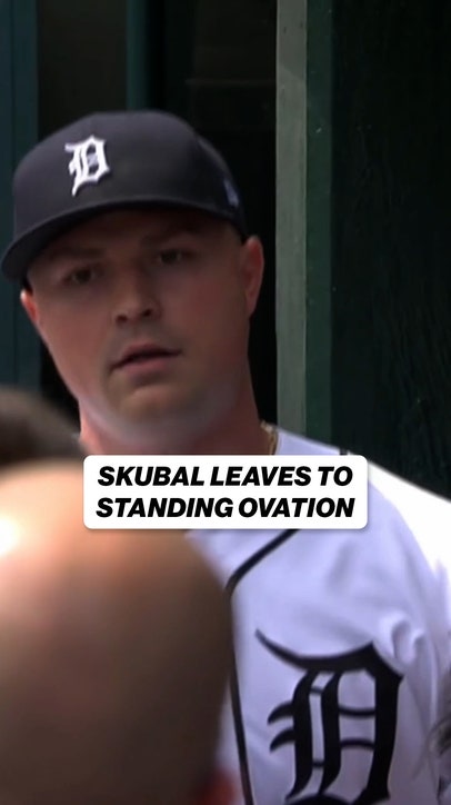 Tarik Skubal leaves the field to a standing ovation 👏