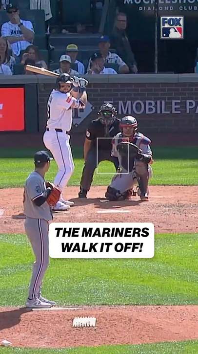 Royce Lewis wasn't able to get the ball to the plate in time and the Mariners walk it off in the 9th!