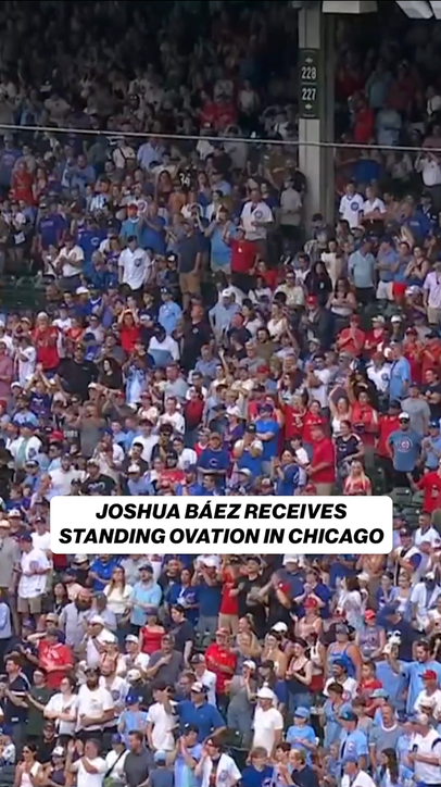 Wrigley Field gave Joshua Báez a standing ovation after witnessing history! 👏