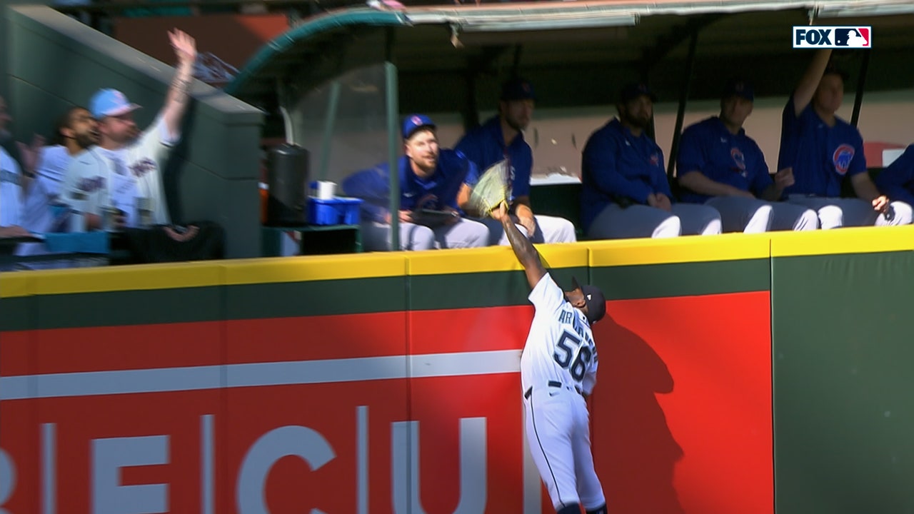 Mariners’ Randy Arozarena ROBS Miguel Amaya of a home run to preserve lead vs. Cubs