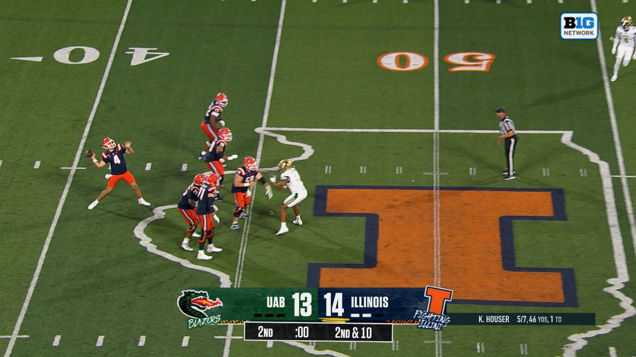 Katin Houser connects with Ty Robinson for 54-yard hail mary TD, extending Illinois' lead over UAB